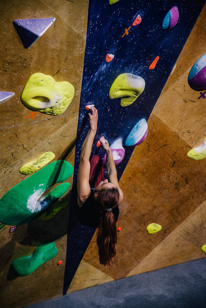 Ucrania. Kiev. 24.09.2022 competencias en escalada, bouldering. escalada gimnasio "Espacio". Foto de alta calidad - Foto, imagen