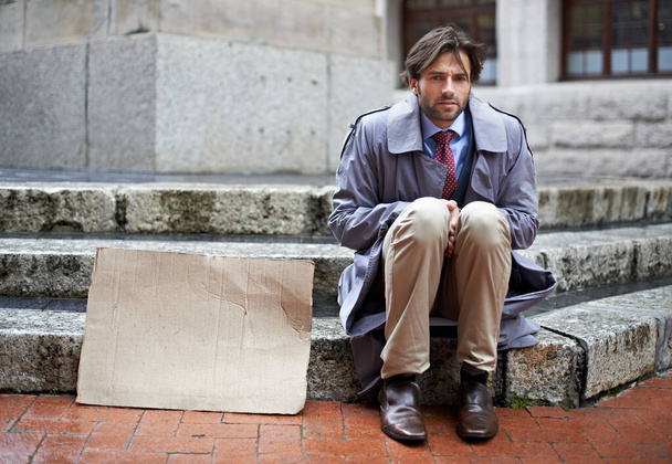 Будет позировать для еды. Вид безработного бизнесмена, сидящего на ступеньках, просящего о работе - Фото, изображение