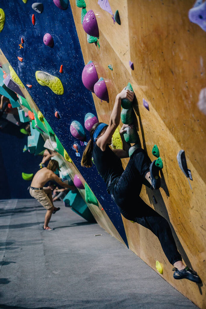 Ukraine. Kiev. 24.09.2022 competitions in climbing, bouldering. climbing gym "Space". High quality photo - Foto, afbeelding