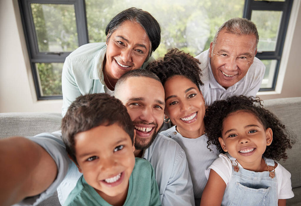 Selfie, famille et enfants avec enfants, parents et grands-parents prenant une photo lors d'une visite à la maison. Visage, heureux et sourire avec une grand-mère, grand-père et parents posant pour une photo. - Photo, image