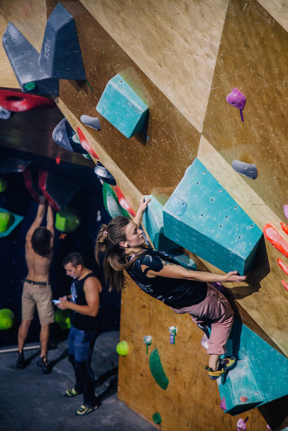 Ukraine. Kiev. 24.09.2022 competitions in climbing, bouldering. climbing gym "Space". High quality photo - Foto, imagen