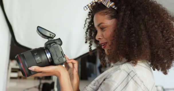 Fotoshooting, Kamera, Model und Fotograf prüfen digitale Fotos für Modemagazine oder afrikanische Schönheitskampagnen. Schwarze Frau mit kreativem und professionellem Arbeiter, der die Qualität des Studiobildes überprüft. - Filmmaterial, Video