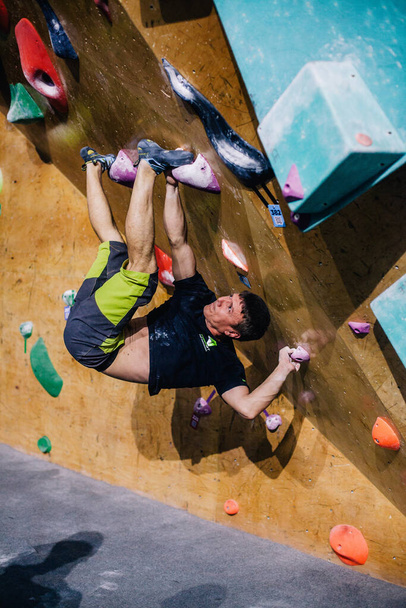 Ukraine. Kiev. 24.09.2022 competitions in climbing, bouldering. climbing gym "Space". High quality photo - Foto, afbeelding
