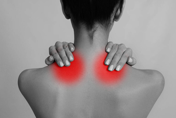 Woman suffering from neck pain on light background, closeup - Foto, Imagem