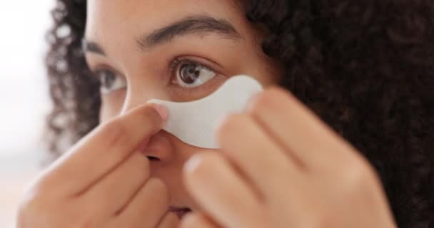 Schwarze Frau, Gesichts- und Hautpflege-Augenklappe für gesundes, feuchtigkeitsspendendes und kosmetisches Wohlbefinden. Nahaufnahme afrikanischer Afro-Frauen, die Hautmaskenpflaster unter den Augen für Anti-Aging-Kosmetik auftragen. - Filmmaterial, Video