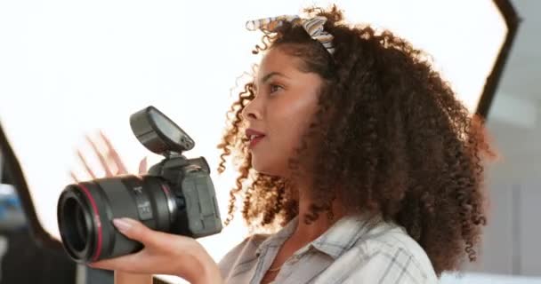 Fotoğrafçı, manken ve kadın fotoğrafçı stüdyoda kamerayla fotoğraf çekiyor. Sahne arkasında, kuliste ve katalogda modellik yapan genç bir kadınla.. - Video, Çekim
