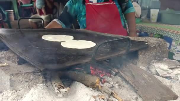 Pobre mulher cozinhando tortilhas em uma grade de metal em sua humilde casa em Manágua, Nicarágua - Filmagem, Vídeo