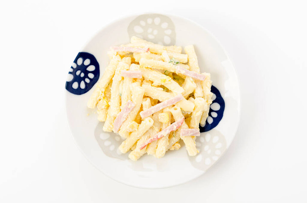 Salade de macaronis à la mayonnaise, concombre, maïs et jambon. - Photo, image