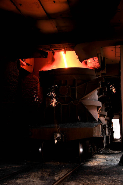 Metallin sulatus valu, teollisuuslaitoksissa - Valokuva, kuva