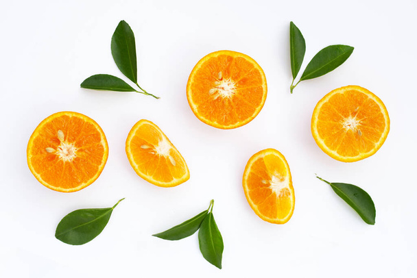 Fehér háttéren izolált, friss, narancsszínű citrusfélék. Lédús, édes és magas C-vitamin - Fotó, kép