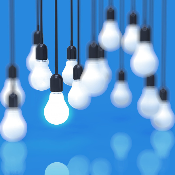 креативная идея и концепция лидерства лампочка на голубом
  - Фото, изображение