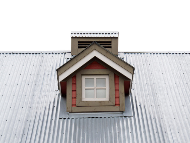 kleine dakkapel in metalen dak - Foto, afbeelding