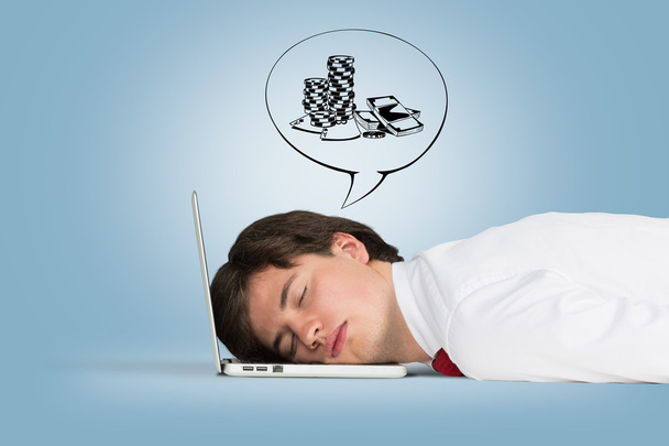 homme dormant sur l'ordinateur portable
 - Photo, image