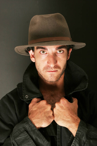 Atrakcyjny mężczyzna w kapeluszu i płaszczu - Zdjęcie, obraz