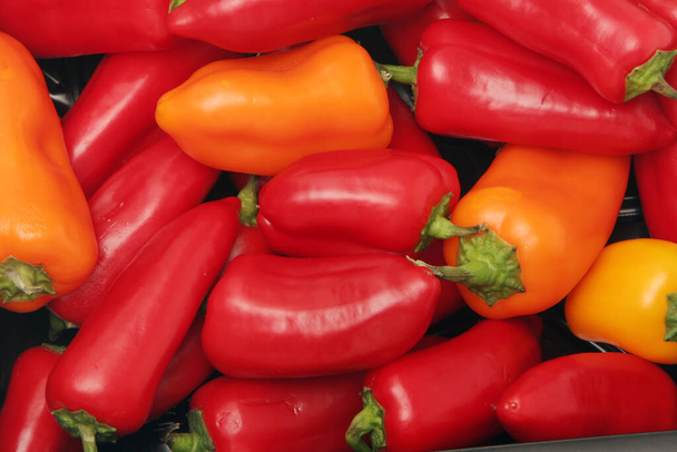 Červené a žluté papriky pozadí - Fotografie, Obrázek