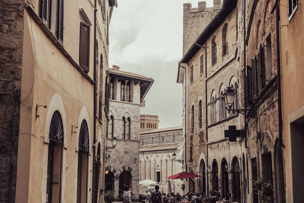 Prachtig uitzicht op de stad Massa Marittima in Toscane. Oude middeleeuwse stad op Toscaanse heuvels. - Foto, afbeelding