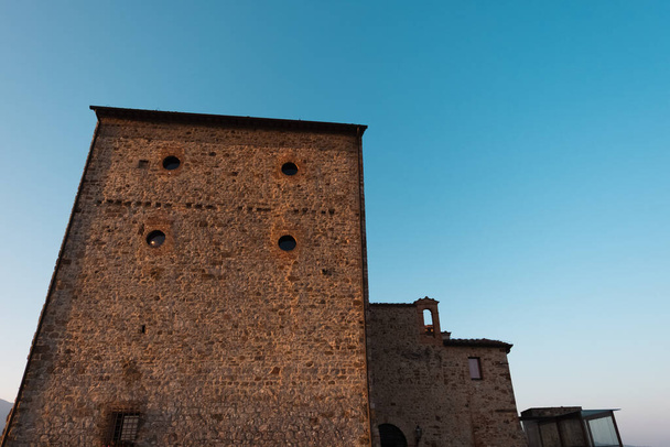 Schöne Aussicht auf die Toskana. Brunello di Montalcino Wein aus dem Castello di Velona. Sommerliche Landschaft und Sehenswürdigkeiten bei Montalcino. - Foto, Bild