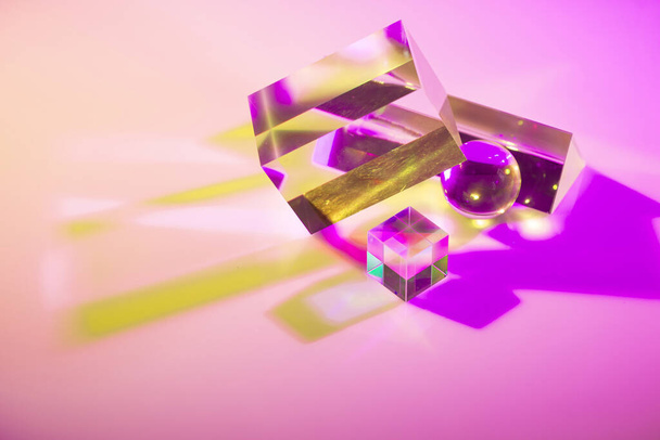 Prisme optique en cristal de verre. Effet de lumière holographique multicolore - Photo, image