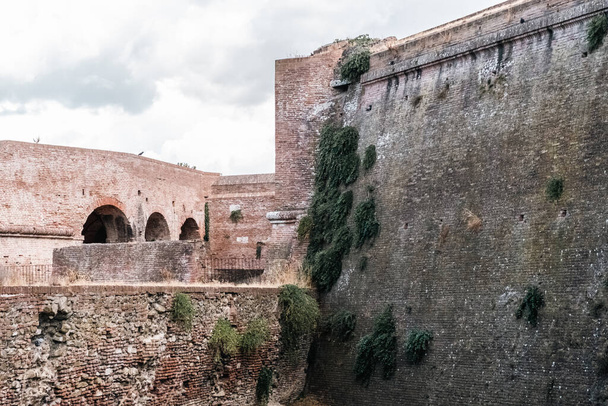 Oude muren en architectuur in Grosseto stad in Toscane, Italië. Prachtige zomerdag. - Foto, afbeelding