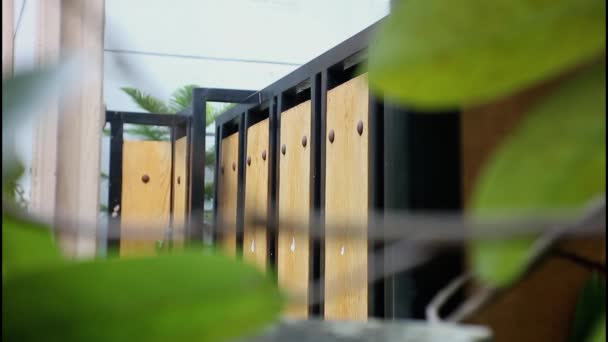 Ανοίξτε το μεταλλικό φράχτη πύλη του σπιτιού πιέζοντας για να κάνει την ασφάλεια του σπιτιού - Πλάνα, βίντεο