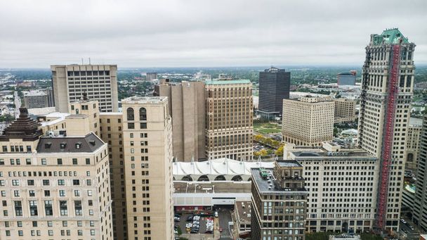 Vista da cidade do centro de Detroit no verão em um dia nublado tomado do edifício de Scott - Foto, Imagem