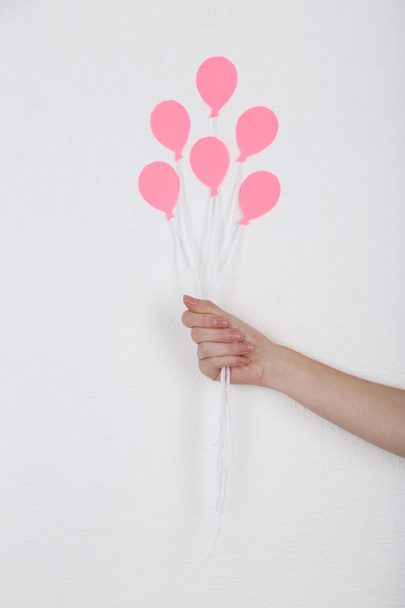 Hand holding paper balloons - Foto, Imagen