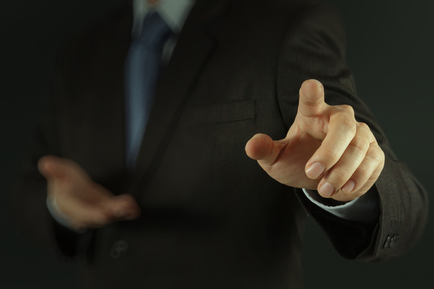 επιχειρηματίας χέρι πιέζοντας ένα φανταστικό κουμπί στην εικονική οθόνη - Φωτογραφία, εικόνα