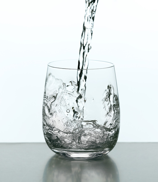 stromende water uit een fles - Foto, afbeelding
