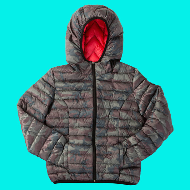 chaqueta corta de invierno u otoño, mangas en bolsillos, concepto, sobre fondo turquesa, puesta plana - Foto, Imagen