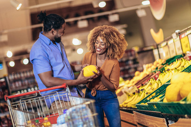 Африканські американські подружжя купують здорову свіжу їжу в супермаркеті.. - Фото, зображення
