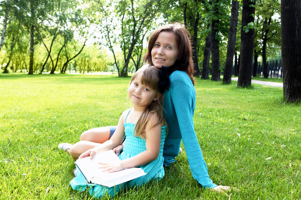 Portrait of mother and daughter in the park - Foto, imagen