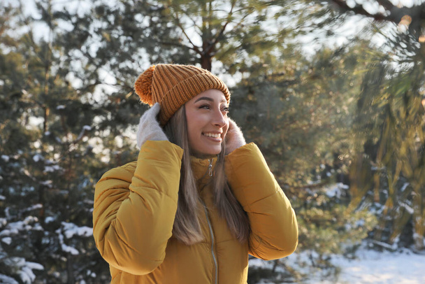 Młoda kobieta cieszy się zimowym dniem w lesie - Zdjęcie, obraz