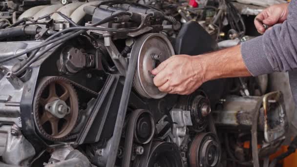 修理工場での車の機械修理車のエンジンクランクプーリー映像. - 映像、動画