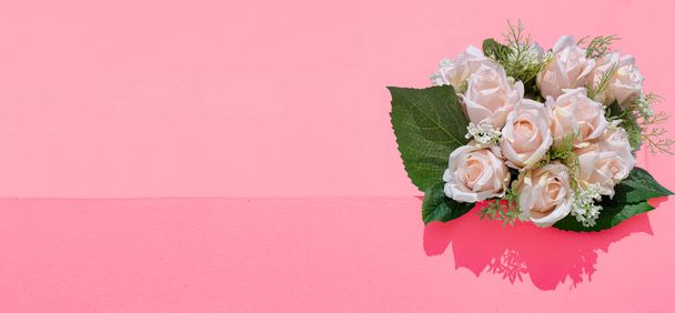 Rosas cor-de-rosa e pétalas de rosa no fundo rosa, conceito do dia dos namorados. - Foto, Imagem
