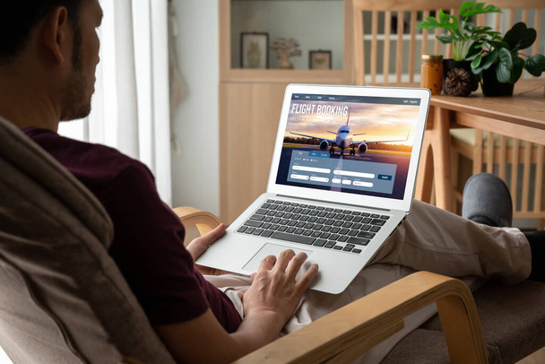 Online-Flugbuchungswebseiten bieten ein modernes Reservierungssystem. Reisetechnikkonzept . - Foto, Bild