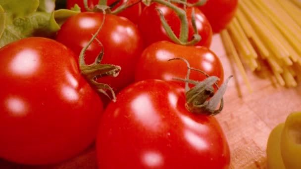 SUPER MOCIÓN LENTA, CERRAR, LENTES DE LA Sonda: Primer plano de tomates rojos deliciosos maduros. Vista en cámara lenta de tomates frescos e ingredientes mediterráneos. Mise en lugar de verduras frescas ecológicas. - Metraje, vídeo