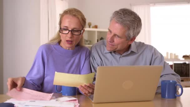 Couple d'âge mûr passer en revue leurs factures ensemble - Séquence, vidéo