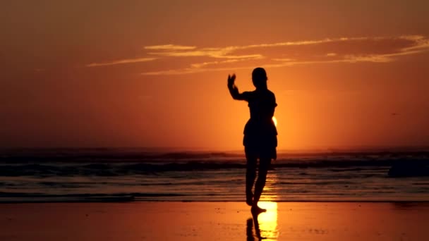 Ballet de praia ao pôr do sol em câmera lenta - Filmagem, Vídeo