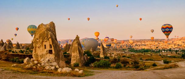 Ανατολή ηλίου με αερόστατα θερμού αέρα στην Καππαδοκία, μπαλόνια Τουρκίας στην Καππαδοκία Goreme Kapadokya, και ανατολή στα βουνά της Καππαδοκίας με πολλές μπάλες θερμού αέρα στον ουρανό - Φωτογραφία, εικόνα