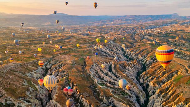 Ανατολή ηλίου με αερόστατα θερμού αέρα στην Καππαδοκία, μπαλόνια Τουρκίας στην Καππαδοκία Goreme Kapadokya, και ανατολή στα βουνά της Καππαδοκίας με πολλές μπάλες θερμού αέρα στον ουρανό - Φωτογραφία, εικόνα