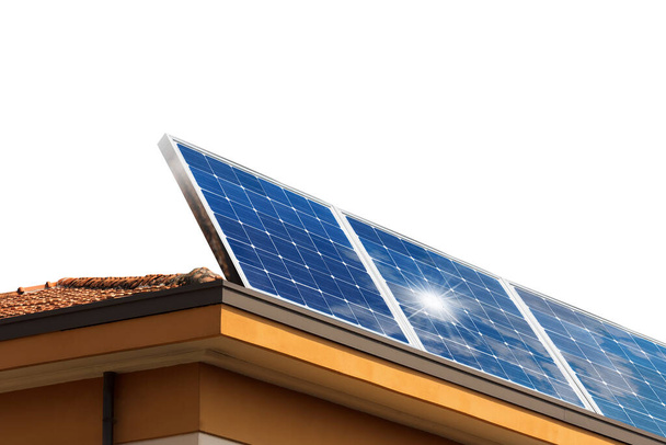 Primo piano di un gruppo di pannelli solari sopra il tetto di una casa, isolati su sfondo bianco. Concetto di energie rinnovabili. - Foto, immagini