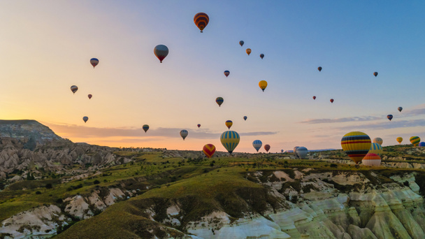 Zonsopkomst met hete lucht ballonnen in Cappadocië, Turkije ballonnen in Cappadocië Goreme Kapadokya, en zonsopgang in de bergen van Cappadocië. - Foto, afbeelding