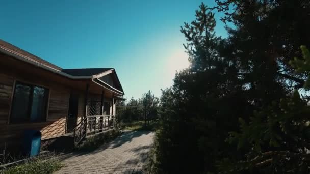 сучасний дерев'яний будинок біля дерев на заході сонця. Високоякісні 4k кадри
 - Кадри, відео