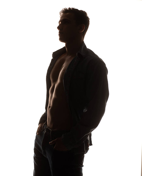 jovem muscular caucasiano homem mostrando seu torso enquanto posando sem camisa isolado sobre branco fundo - Foto, Imagem