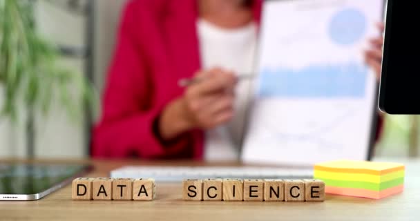 Word data science is geschreven op de achtergrond van de vrouw met grafieken closeup 4k film slow motion.  - Video