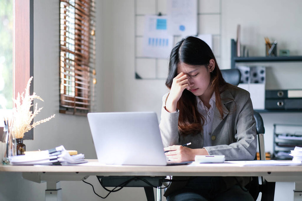 Asiática empresária fica estressado ao ter um problema no trabalho no escritório - Foto, Imagem