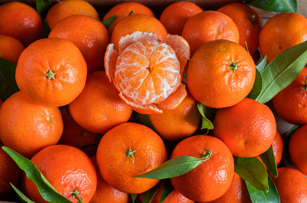 Fresh orange tangerines with leaves, fruit background - Photo, image