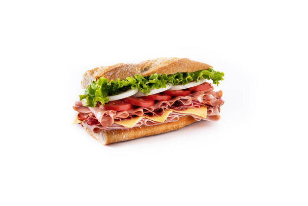 Сэндвич с ветчиной, сыром, салатом, помидорами, луком, мортаделлой и колбасой на белом фоне - Фото, изображение