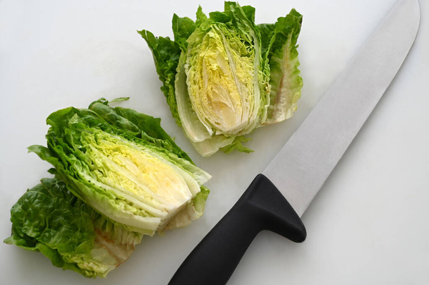 Felezett saláta késsel fehér alapon - Fotó, kép