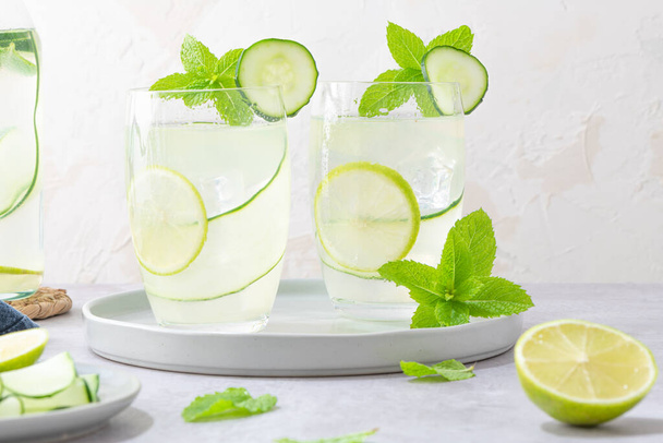 Освежающая вода с огурцом, мятой и лаймом. Летний коктейльный лимонад. Здоровая концепция напитков и детоксикации - Фото, изображение